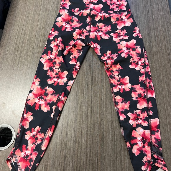 Old Navy Floral Activewear Leggings - Picture 2 of 3